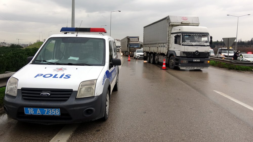 Otobanda ters yöne giren vinç midibüse çarptı, 5 kilometre araç kuyruğu oluştu