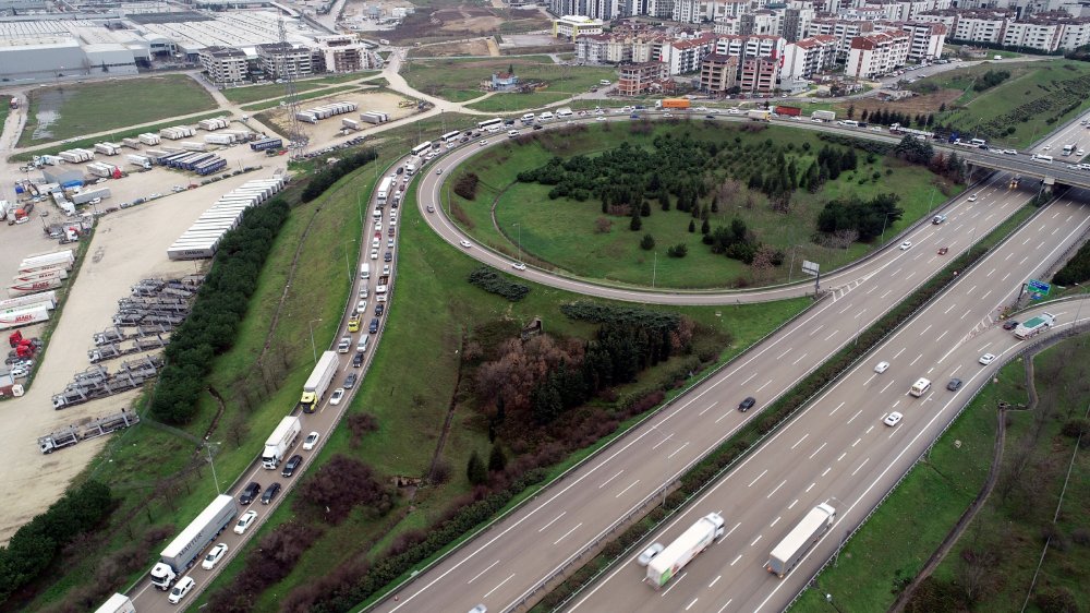 Otobanda ters yöne giren vinç midibüse çarptı, 5 kilometre araç kuyruğu oluştu