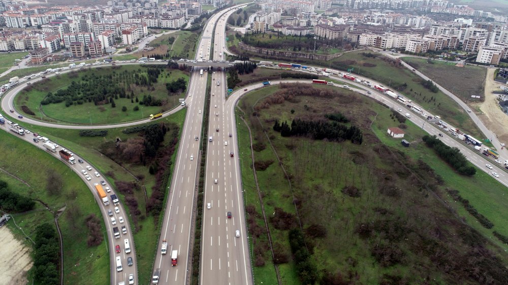 Otobanda ters yöne giren vinç midibüse çarptı, 5 kilometre araç kuyruğu oluştu
