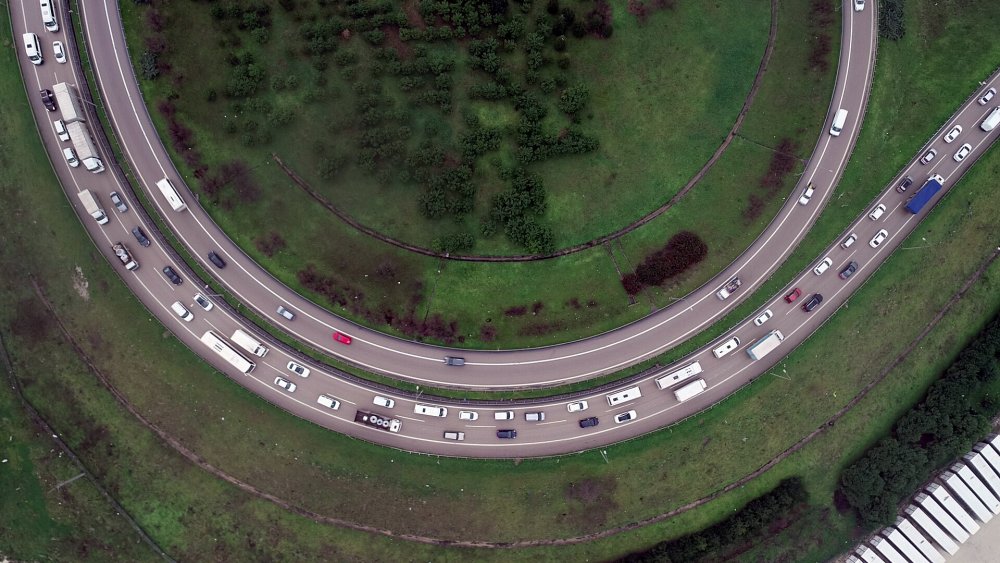 Otobanda ters yöne giren vinç midibüse çarptı, 5 kilometre araç kuyruğu oluştu