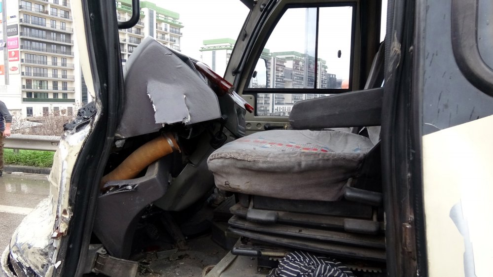 Otobanda ters yöne giren vinç midibüse çarptı, 5 kilometre araç kuyruğu oluştu