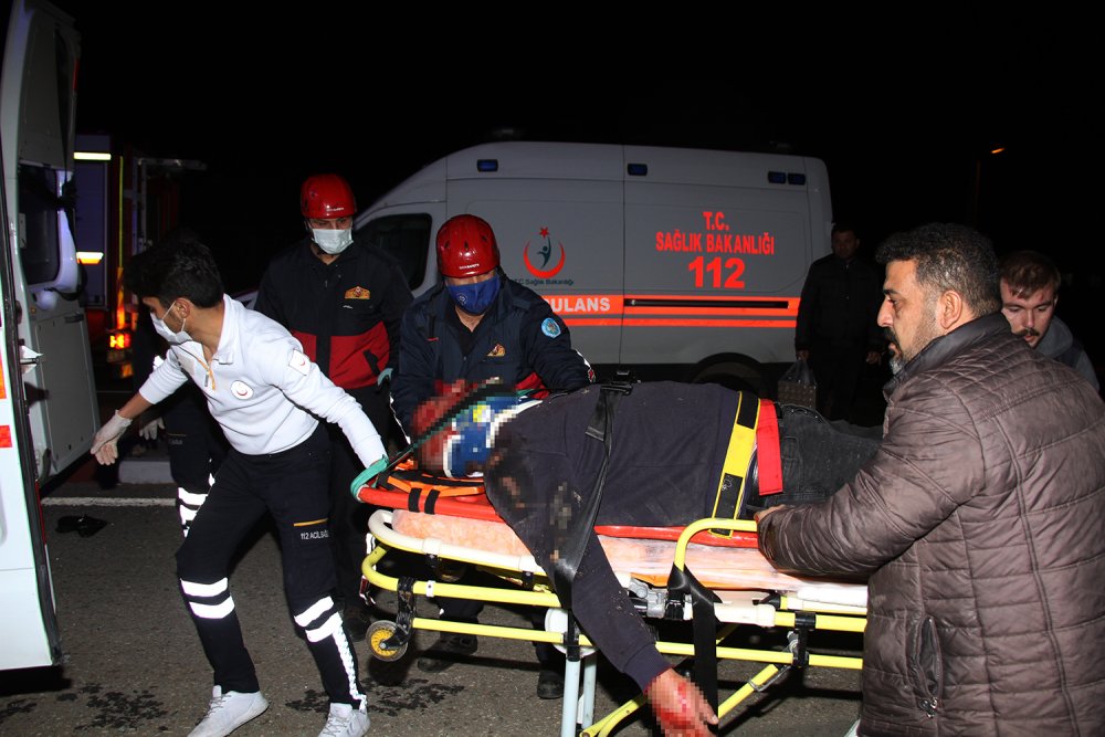 Otomobil minibüse arkadan çarptı: 1 ağır yaralı