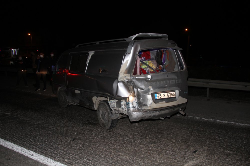 Otomobil minibüse arkadan çarptı: 1 ağır yaralı