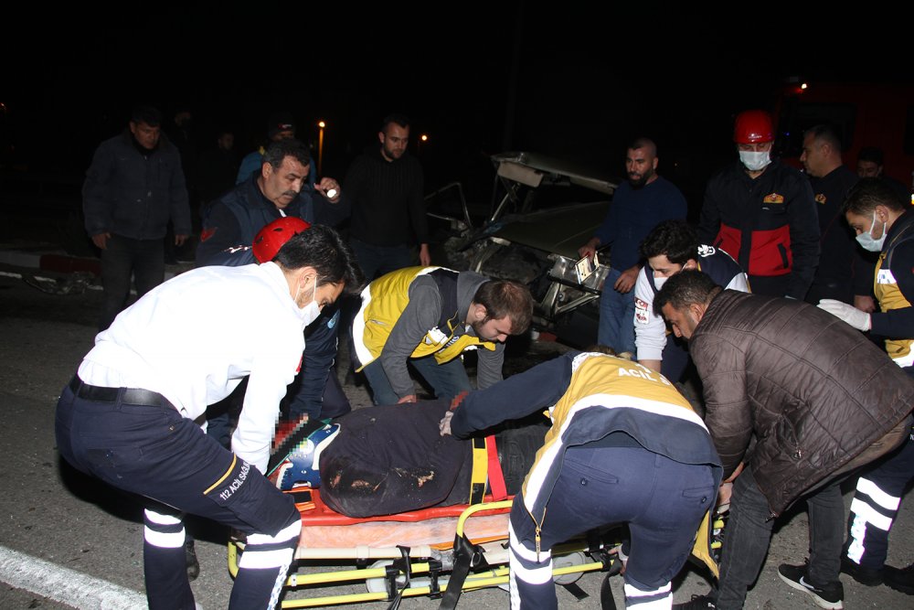 Otomobil minibüse arkadan çarptı: 1 ağır yaralı