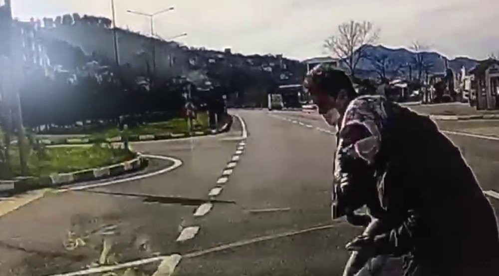 Otomobilin yayalara çarpma anı kamerada