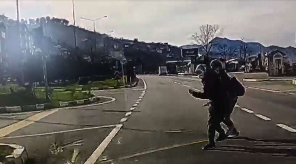 Otomobilin yayalara çarpma anı kamerada