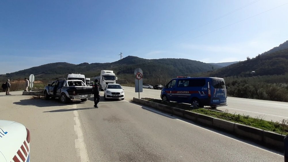 Servis minibüsü kamyonet ile çarpıştı