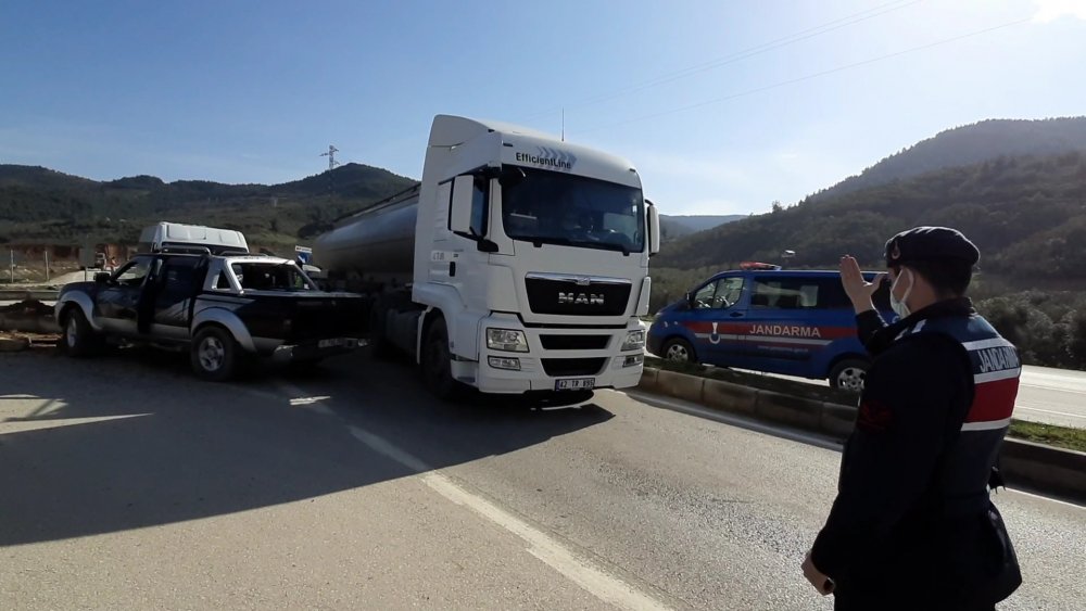Servis minibüsü kamyonet ile çarpıştı