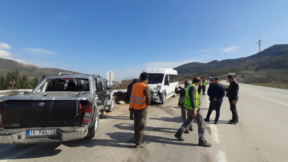 Servis minibüsü kamyonet ile çarpıştı