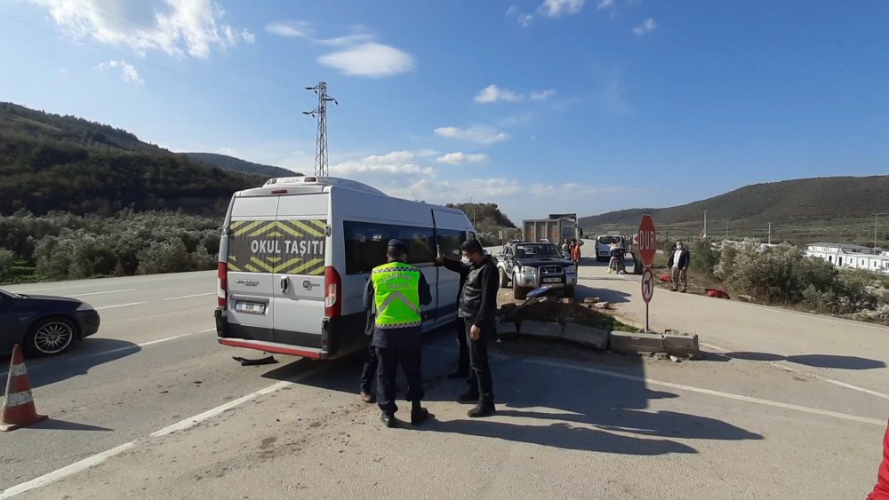 Servis minibüsü kamyonet ile çarpıştı