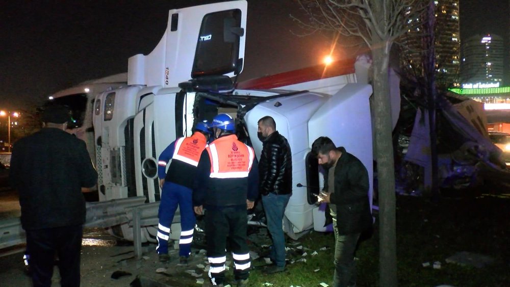 Bağcılar'da virajda yükü hareket eden TIR devrildi