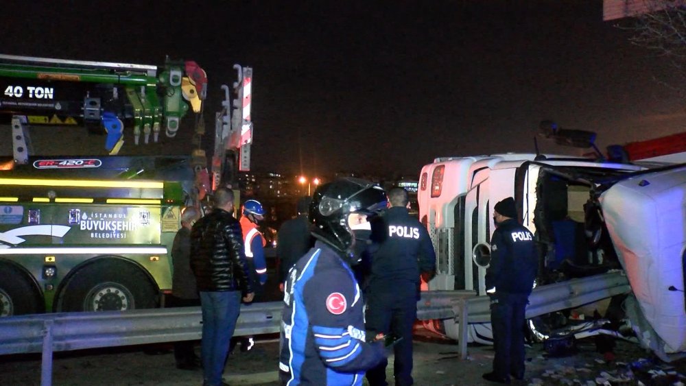 Bağcılar'da virajda yükü hareket eden TIR devrildi