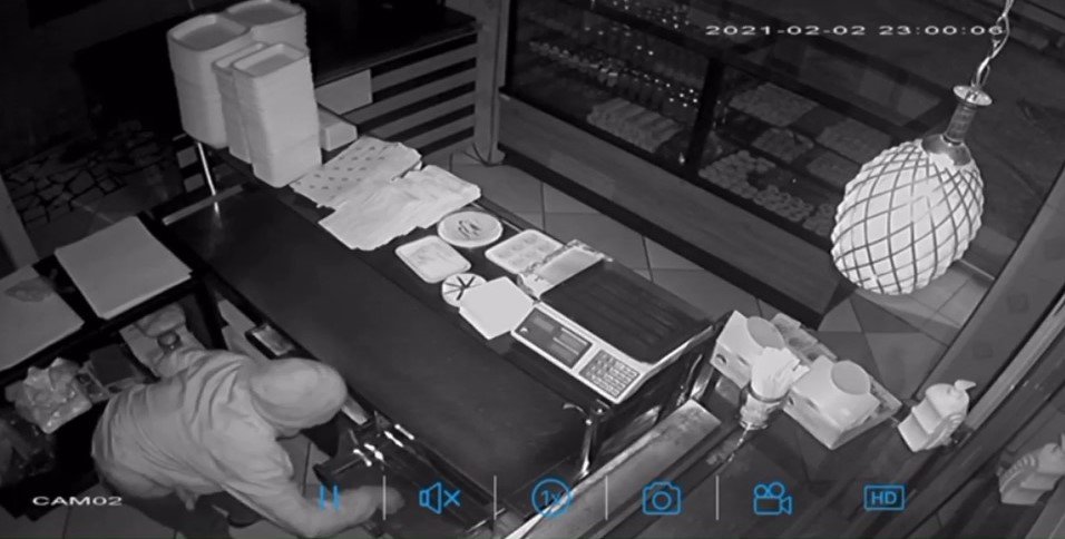 Kasada para bulamayınca sadaka kutusunu çaldı