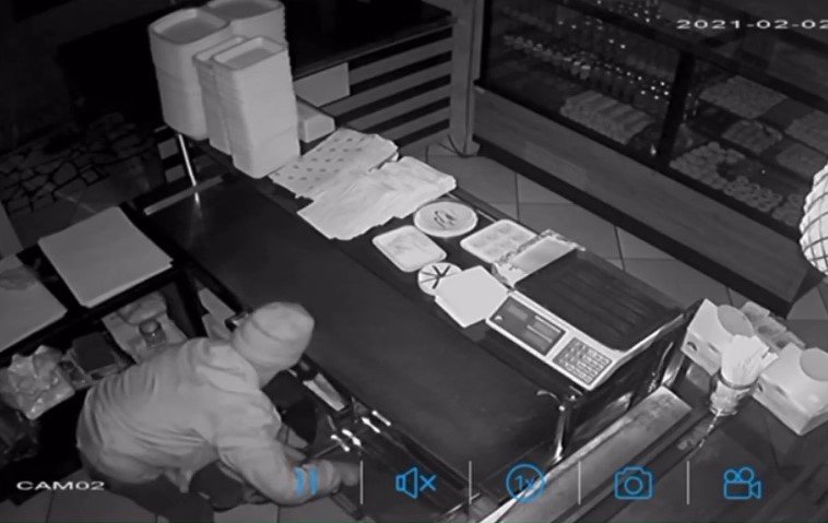 Kasada para bulamayınca sadaka kutusunu çaldı