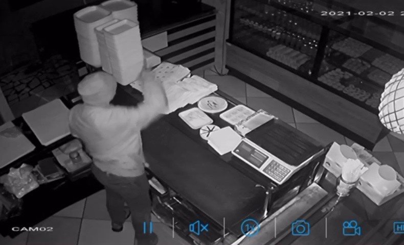 Kasada para bulamayınca sadaka kutusunu çaldı