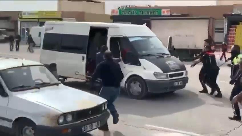Kenti savaş alanına çeviren kavgada; 2 tüfek, 8 demir levye, 53 sopa ele geçti