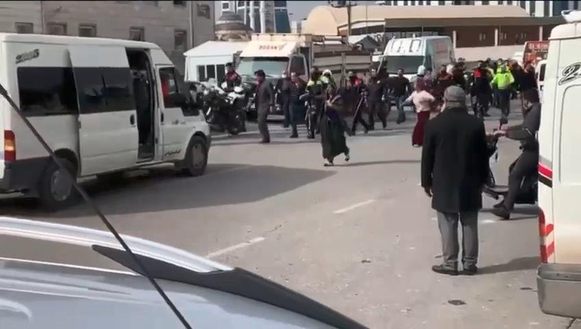 Kenti savaş alanına çeviren kavgada; 2 tüfek, 8 demir levye, 53 sopa ele geçti