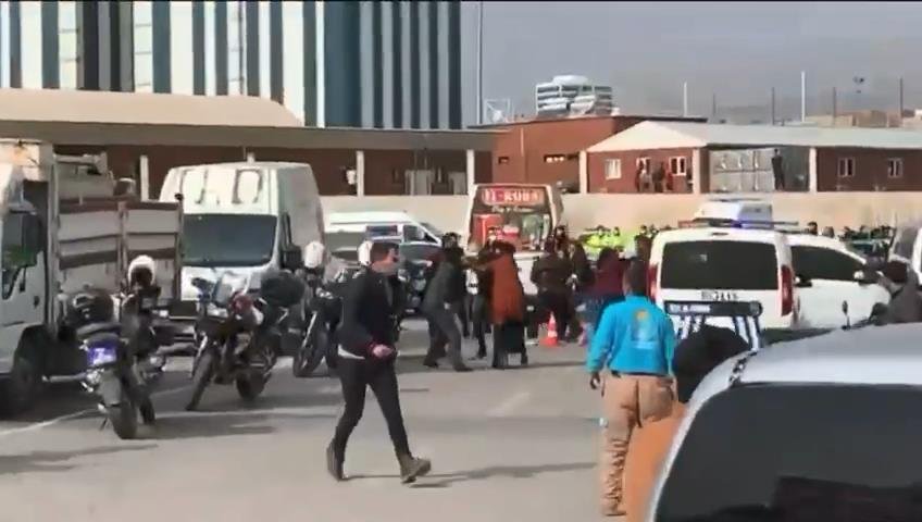 Kenti savaş alanına çeviren kavgada; 2 tüfek, 8 demir levye, 53 sopa ele geçti