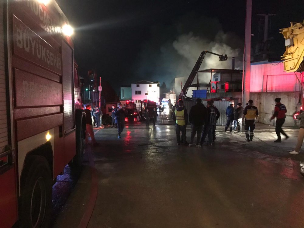Kocaeli'de geri dönüşüm fabrikasında yangın çıktı