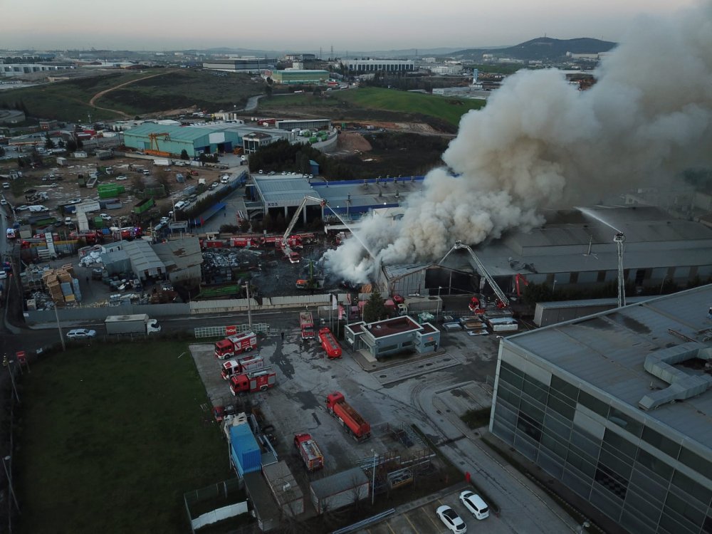 Kocaeli'de geri dönüşüm fabrikasında yangın çıktı