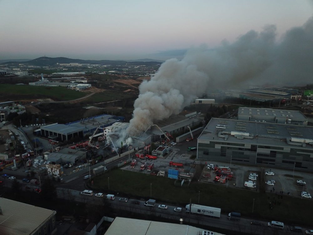 Kocaeli'de geri dönüşüm fabrikasında yangın çıktı
