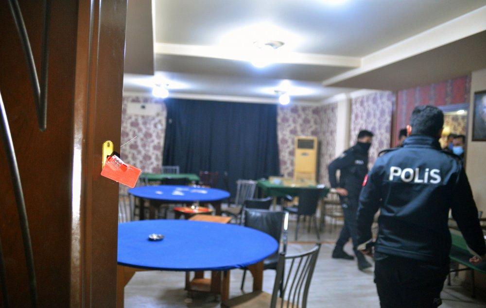 Polisi kamerayla izleyip, telsizden dinleyen kumarcılara çilingirli baskın