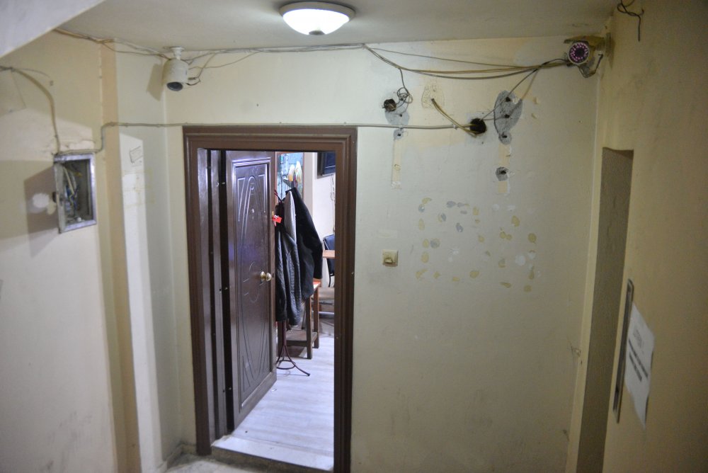 Polisi kamerayla izleyip, telsizden dinleyen kumarcılara çilingirli baskın