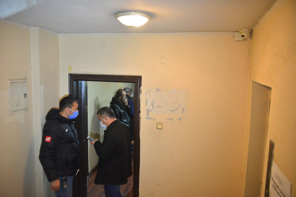 Polisi kamerayla izleyip, telsizden dinleyen kumarcılara çilingirli baskın
