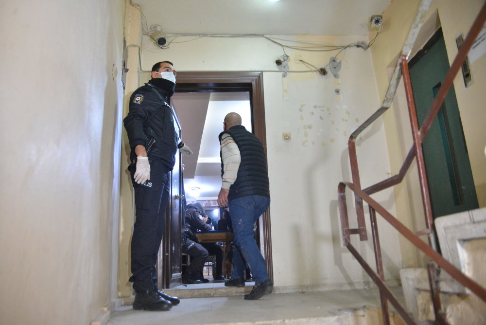 Polisi kamerayla izleyip, telsizden dinleyen kumarcılara çilingirli baskın