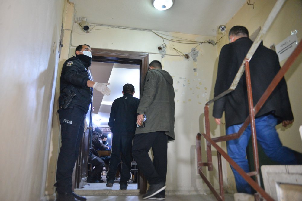 Polisi kamerayla izleyip, telsizden dinleyen kumarcılara çilingirli baskın
