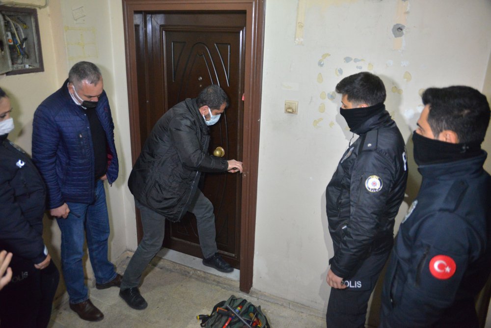 Polisi kamerayla izleyip, telsizden dinleyen kumarcılara çilingirli baskın