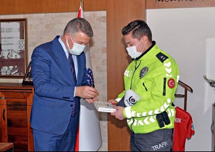 Selde beline kadar gelen suya girip, yardıma koşan komisere ödül