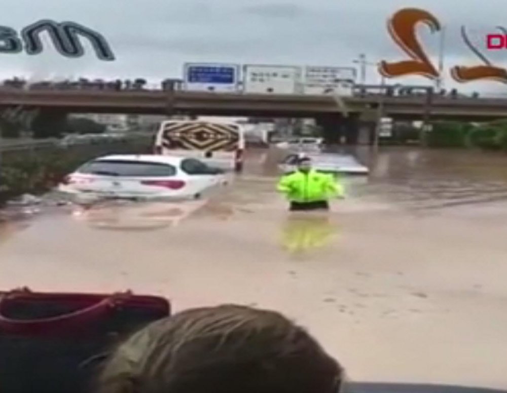 Selde beline kadar gelen suya girip, yardıma koşan komisere ödül