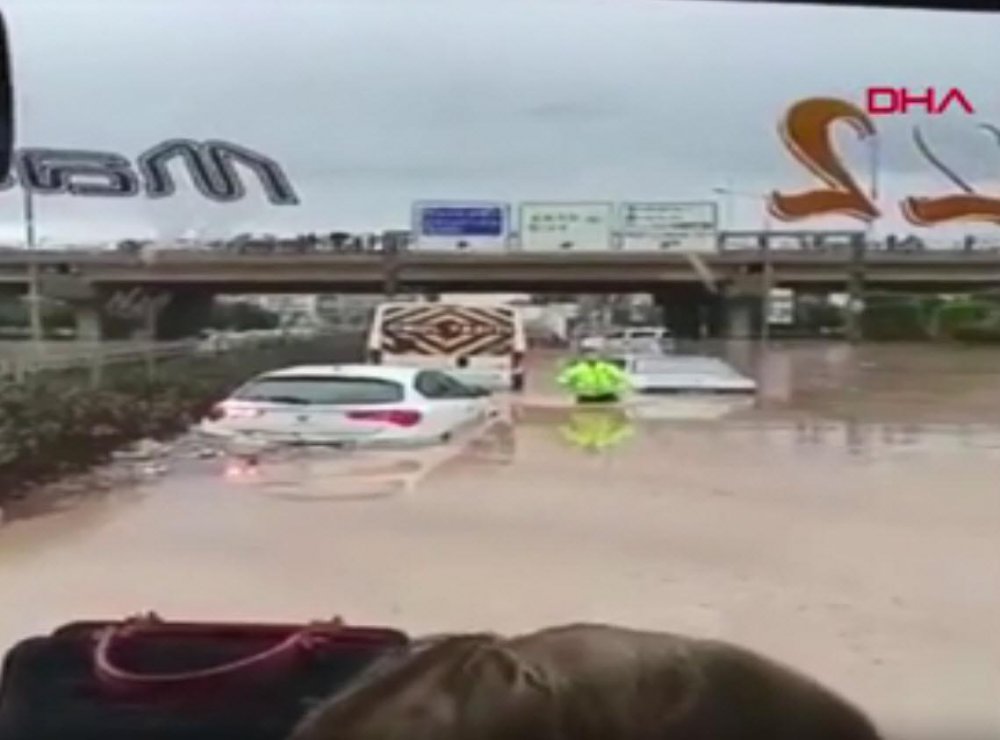 Selde beline kadar gelen suya girip, yardıma koşan komisere ödül