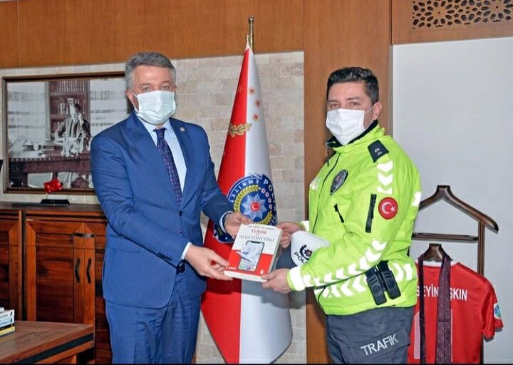 Selde beline kadar gelen suya girip, yardıma koşan komisere ödül