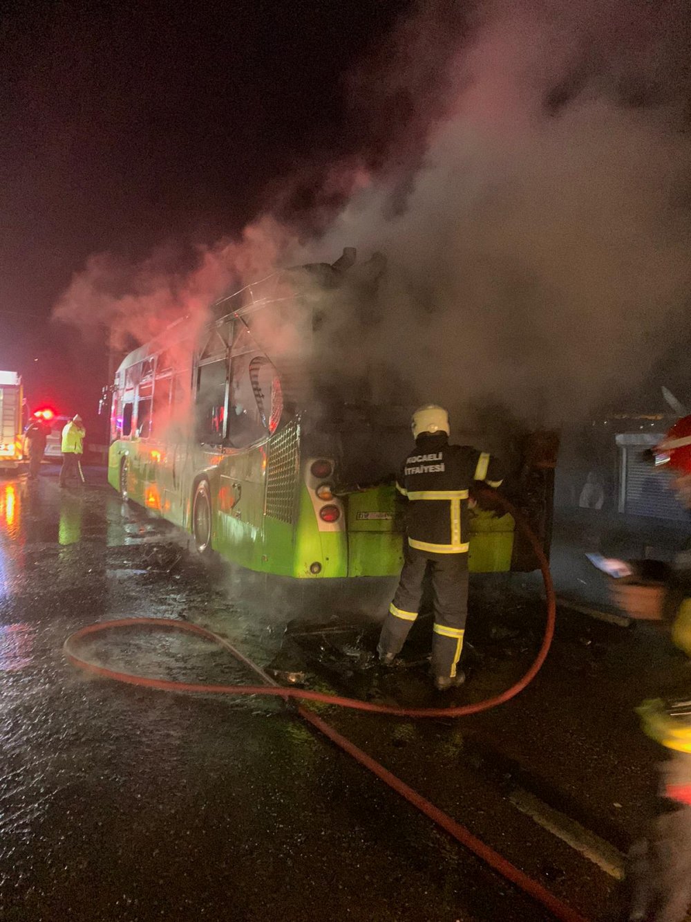 Seyir halindeki halk otobüsü alev alev yandı