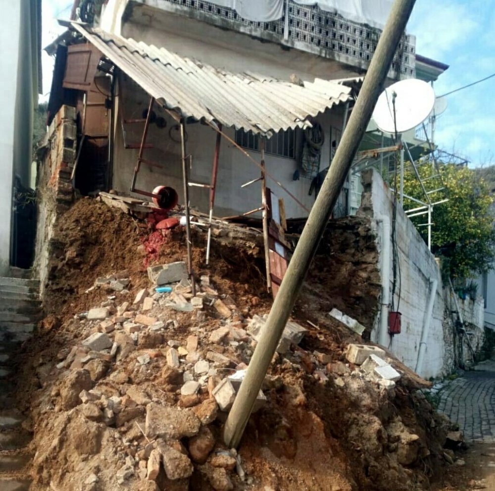 Söke'de sağanak, iki katlı evin istinat duvarının yıkılmasına neden oldu