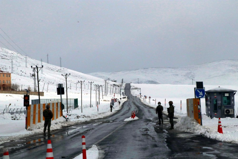 Van- Bahçesaray yolunda, facianın yıl dönümünde jandarmadan çığ nöbeti