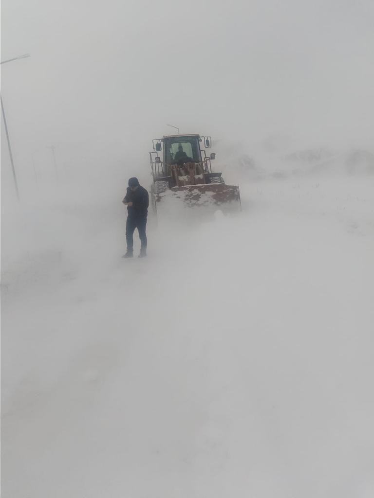 Van'da, 3 metreyi bulan karda yol açma çalışması