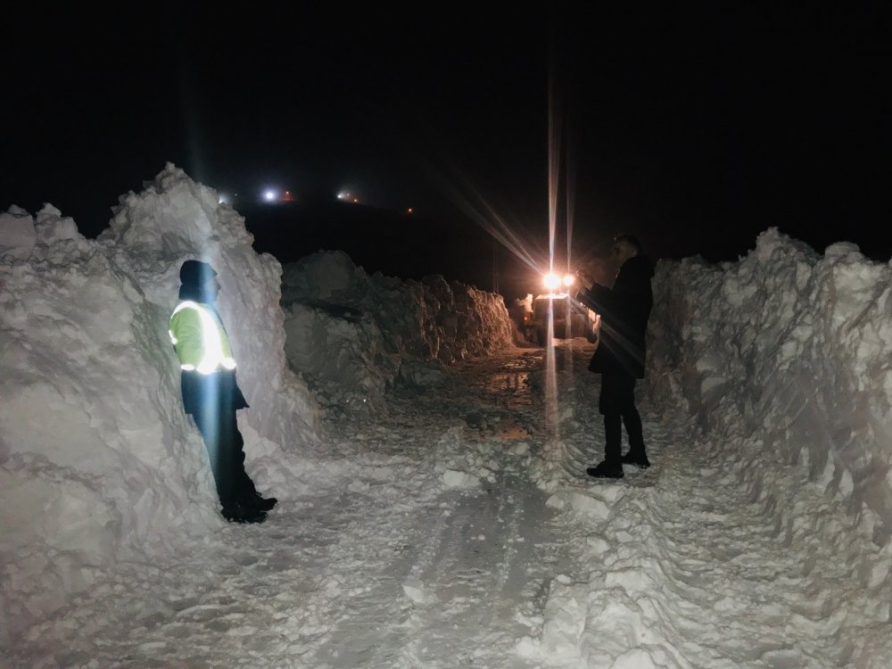Van'da, 3 metreyi bulan karda yol açma çalışması