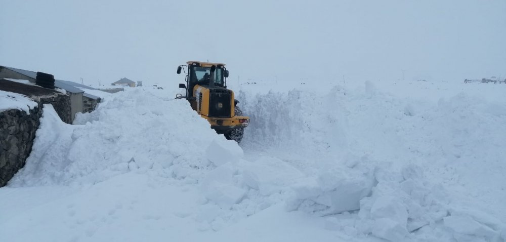 Van'da, 3 metreyi bulan karda yol açma çalışması