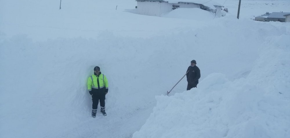 Van'da, 3 metreyi bulan karda yol açma çalışması