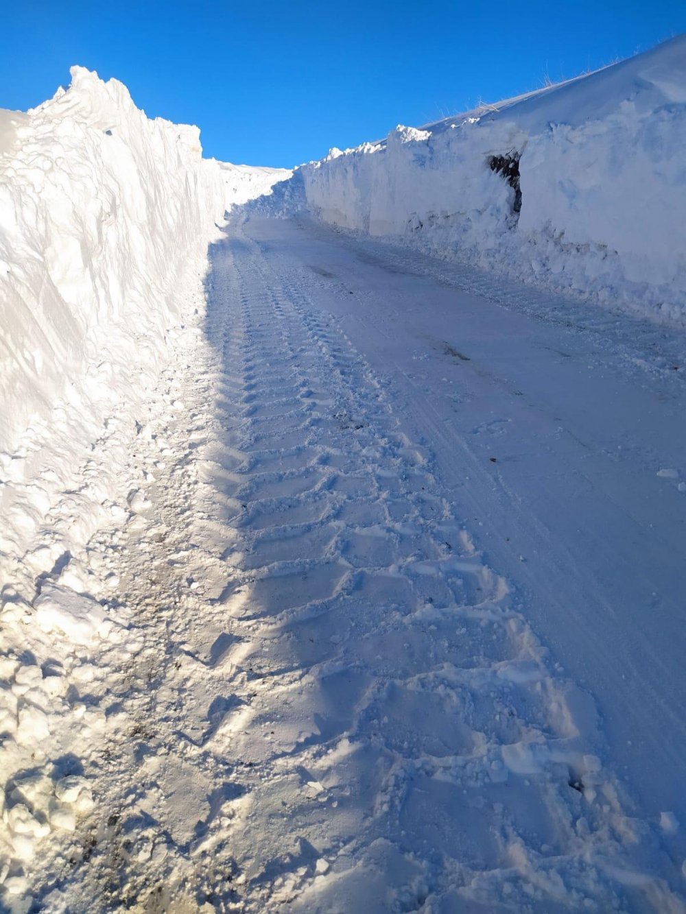 Van'da, 3 metreyi bulan karda yol açma çalışması