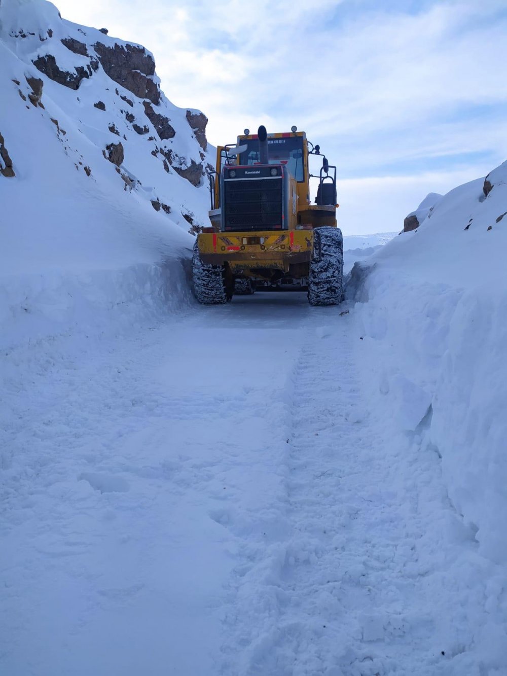 Van'da, 3 metreyi bulan karda yol açma çalışması