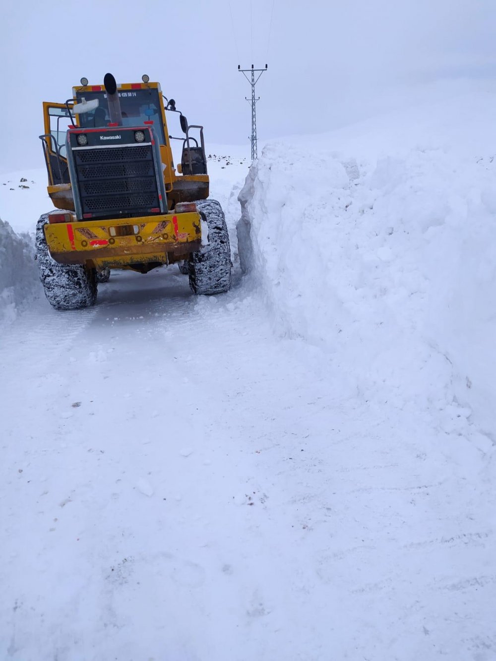 Van'da, 3 metreyi bulan karda yol açma çalışması