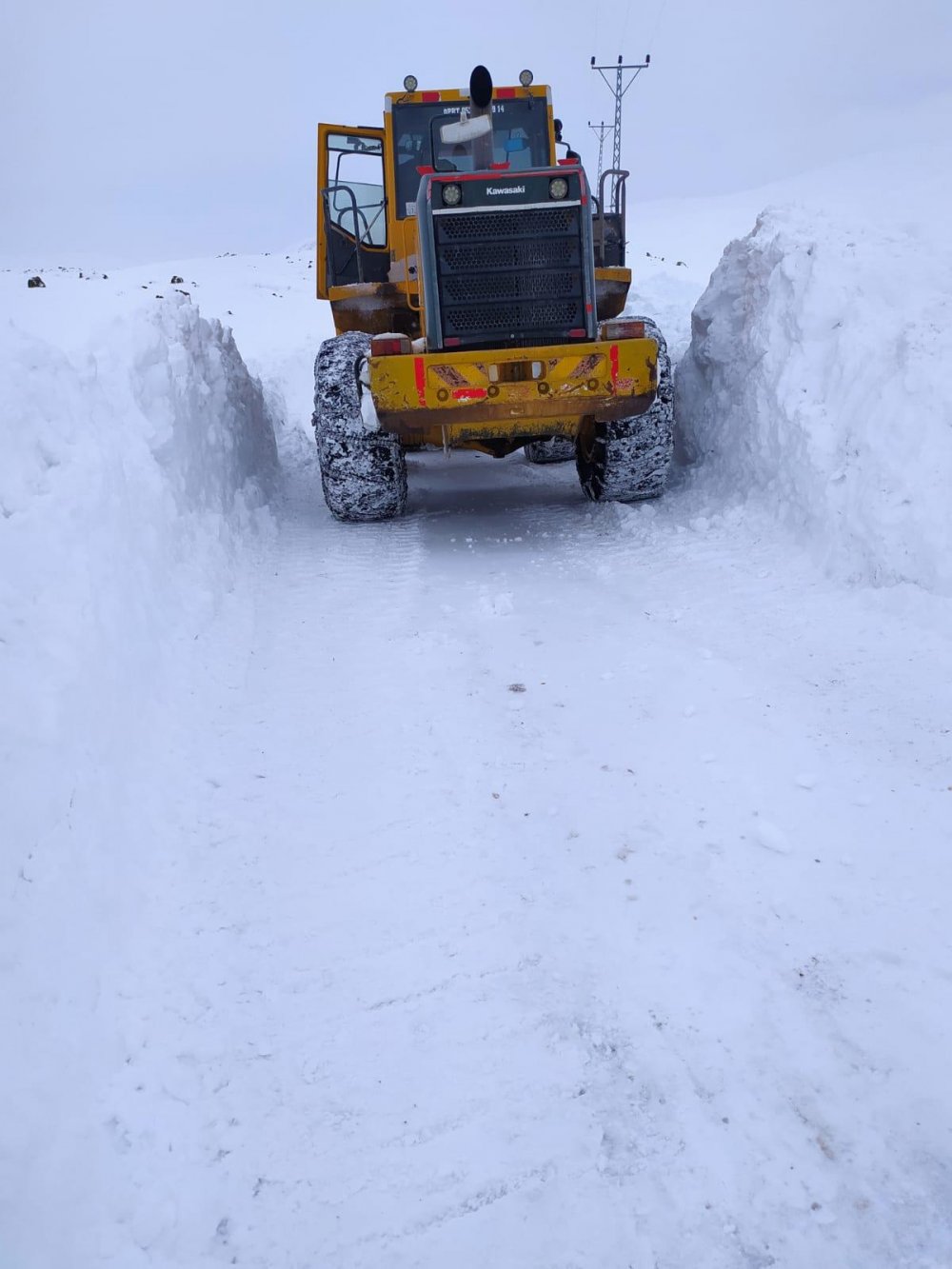 Van'da, 3 metreyi bulan karda yol açma çalışması