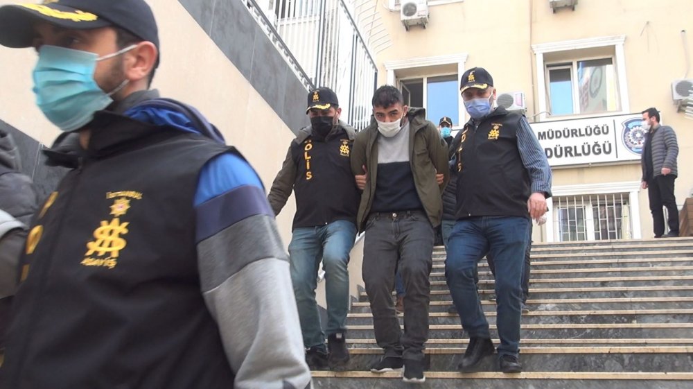 45 EVDEN 5 MİLYON LİRALIK HIRSIZLIK YAPAN ŞÜPHELİLER:  evlerin kapılarını kredi kartı yardımı ile açmışlar