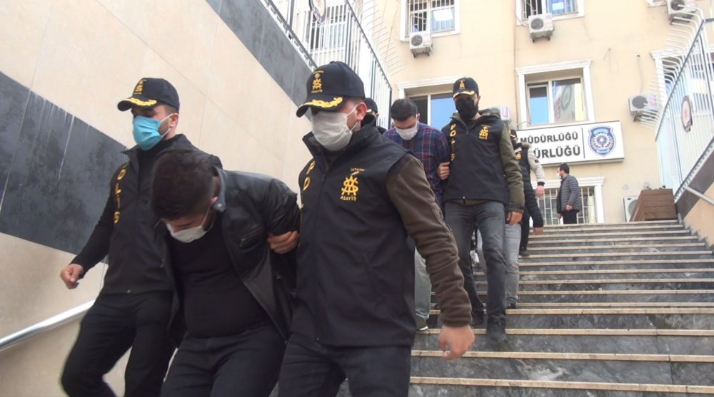 45 EVDEN 5 MİLYON LİRALIK HIRSIZLIK YAPAN ŞÜPHELİLER:  evlerin kapılarını kredi kartı yardımı ile açmışlar