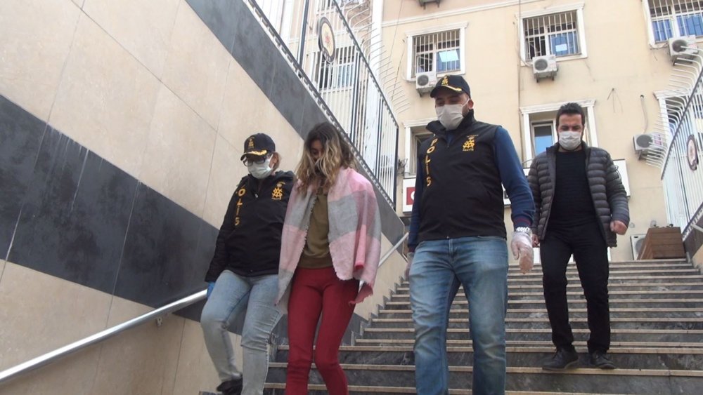 45 EVDEN 5 MİLYON LİRALIK HIRSIZLIK YAPAN ŞÜPHELİLER:  evlerin kapılarını kredi kartı yardımı ile açmışlar