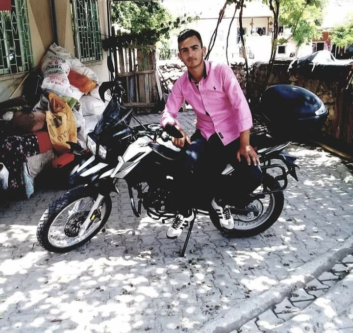 Aksaray’da motosiklet kum yığınına çarptı : 1 ölü, 1 yaralı 